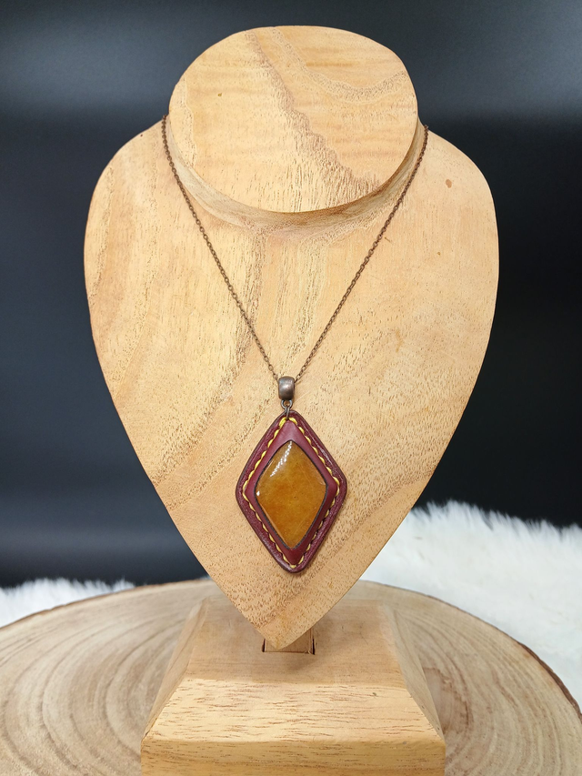 Syrax, pendentif en aventurine orange et cuir