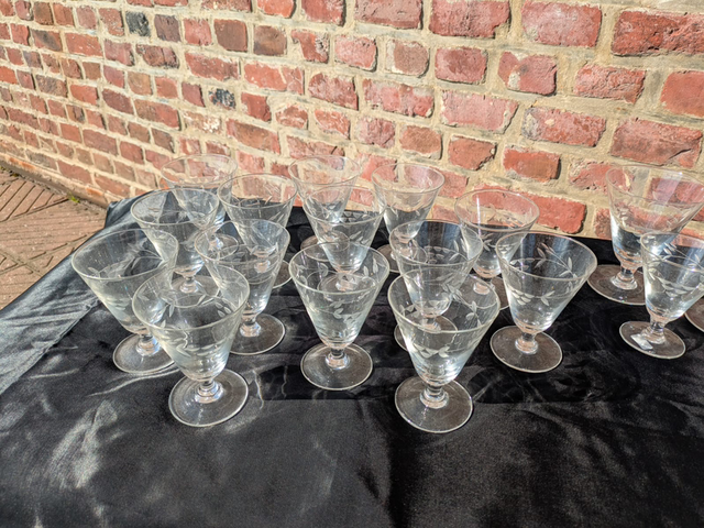 Ensemble de verre à pieds gravés