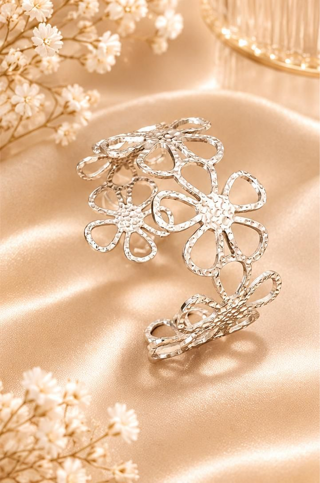 Bracelet Manchette Lova Flower – Acier Inoxydable Martelé

