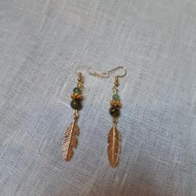 Boucle d'oreille pendante fantaisie plume et perles