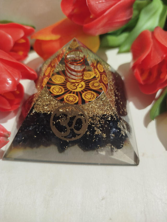 Pyramide Orgonite Chakras & Symbole Om
