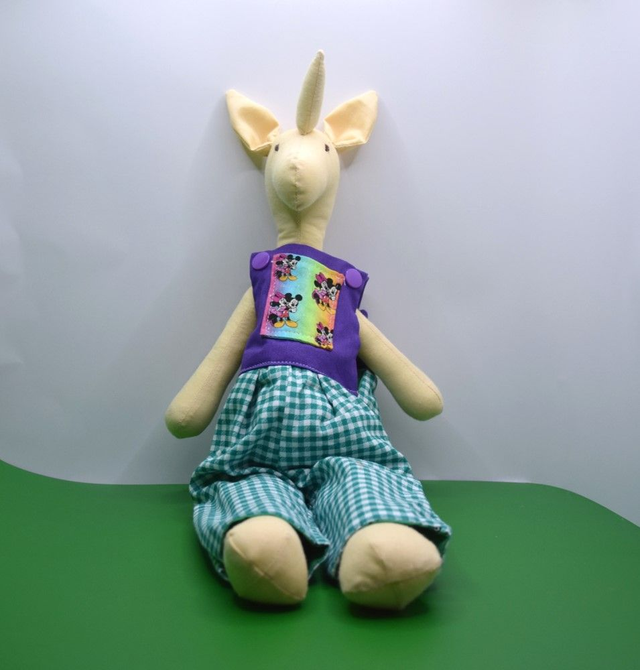 Einhorn Lilli mit Latzhose
