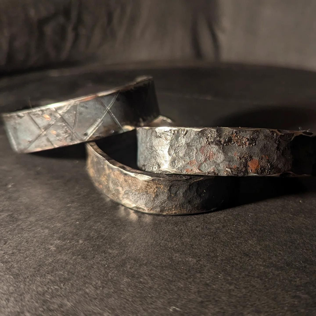 Bracelets bruts de forge.
