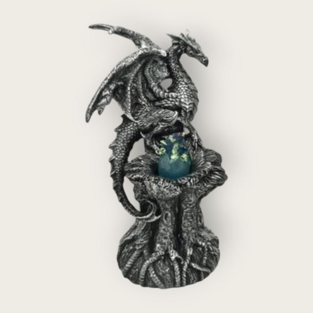 dragon argenté protégeant un bébé dragon