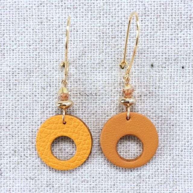 Boucles d’oreilles « Octave » dorées, réversibles, cuir couleur safran/ ocre