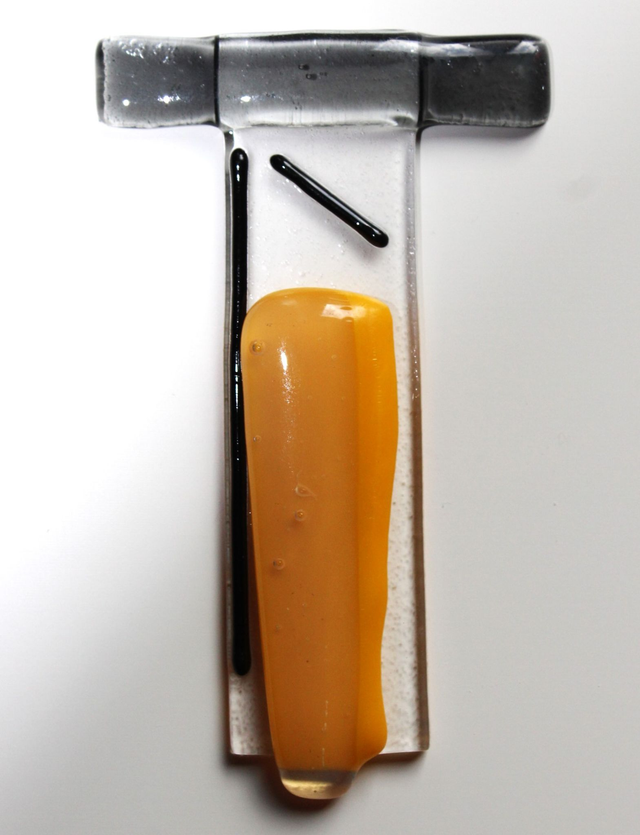 o7 Schmuckanhänger aus Glas , Farbakzent eigelb . schwarz . 5,5 x 9 cm