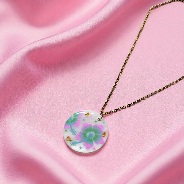 Collier dessiné Flora acier inoxydable rose vert bleu nacre