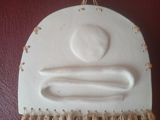 Décoration murale artisanale en ciment et raphia – style bohème chic