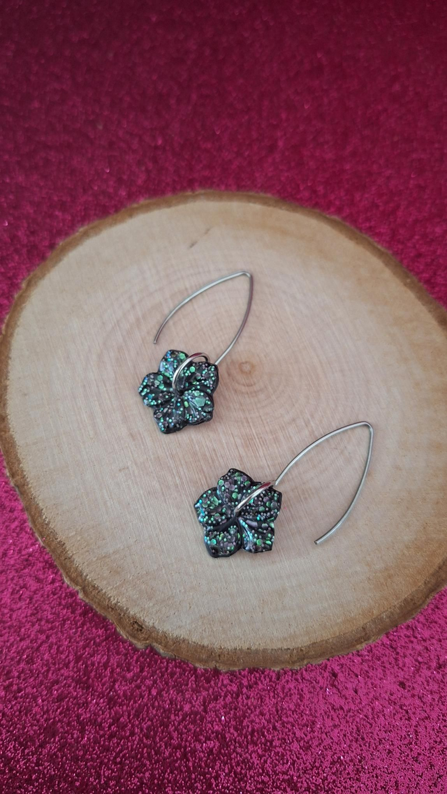 Boucles d'oreilles argentées hibiscus noirs paillettes blanches Holographiques 