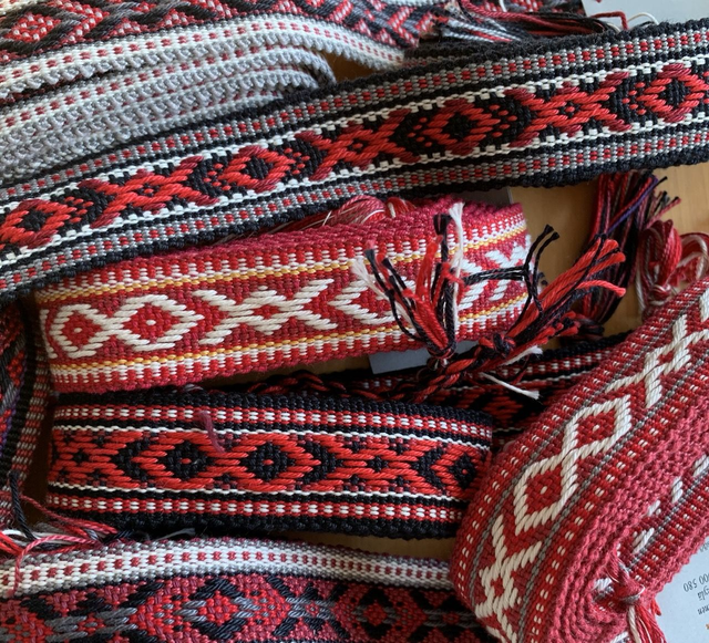 Karjala-henkinen kuviollinen pirtanauhavyö, kutoja Heli Kinnunen