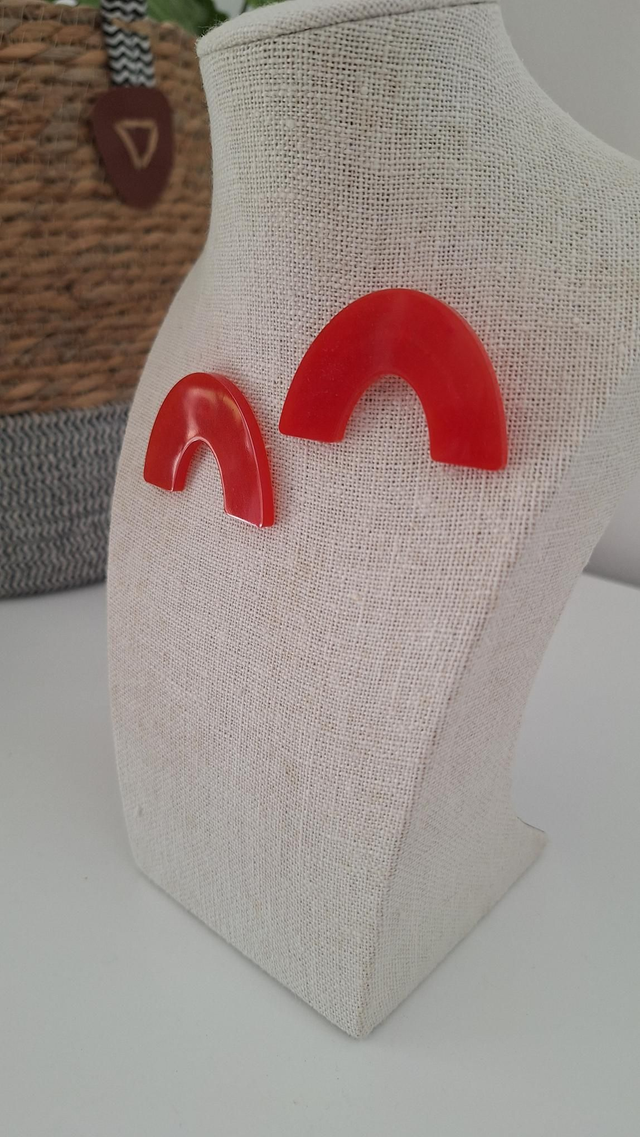 Boucles oreilles rouges demi cercle 