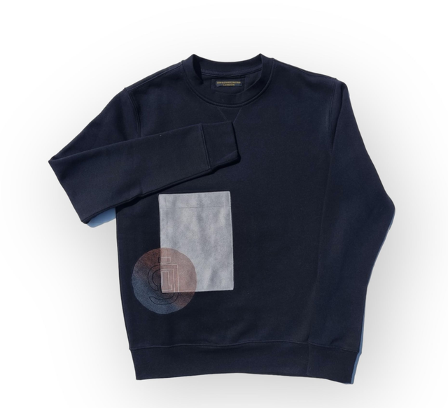 Sweatshirt with suedette front patch pocket featuring gradient handprinted off-center Muśe Logo