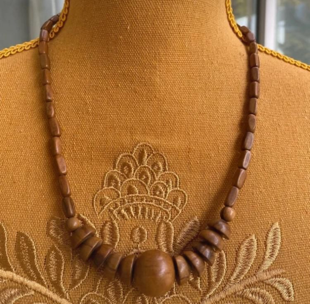 Magnifique collier en bois ancien
