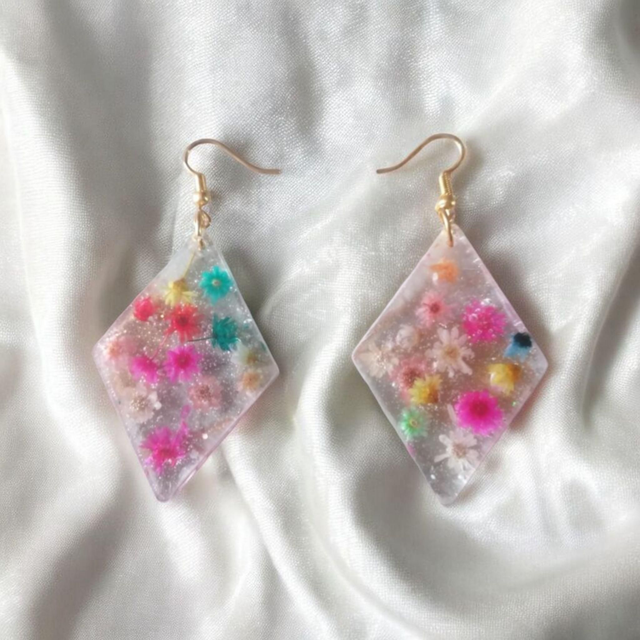 Boucles d&#039;oreilles artisanales en résine uv, hypoallergénique fait main en France 