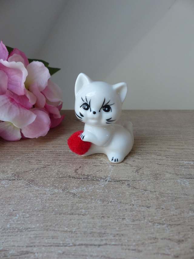 Figurine miniature de chat en céramique blanc avec pompon rouge, chat espiègle joueur avec balle, chat avec boule rouge pom pom vintage