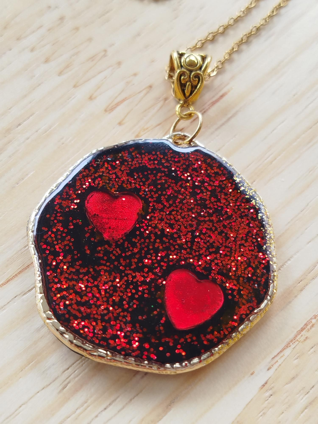 Pendentif rond aux cœurs rouges