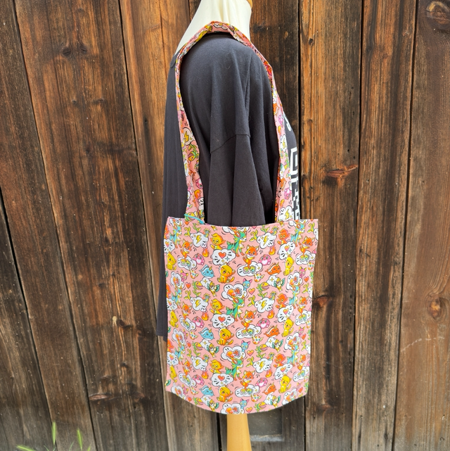 Tote bag inspiration Pokémon sur fond rose