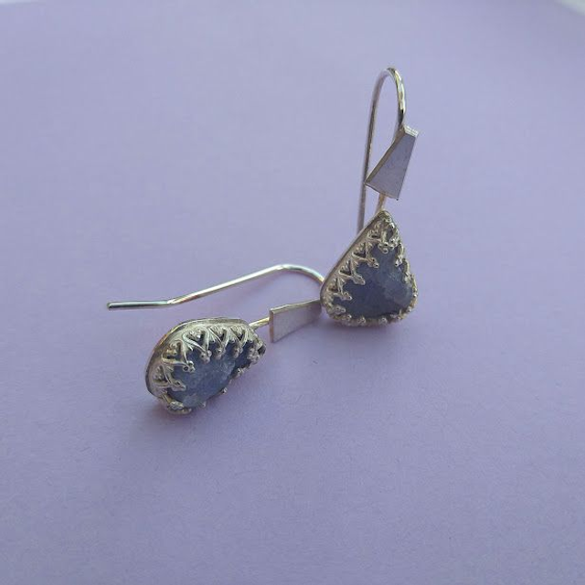 Oorbellen galerie met ruwe tanzaniet 