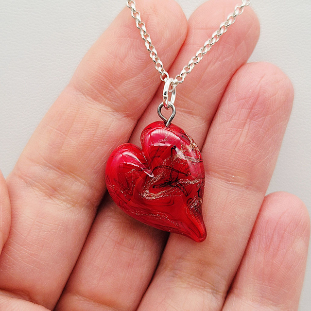 Pendentif Cœur rouge avec fil noir et aventurine dorée 3