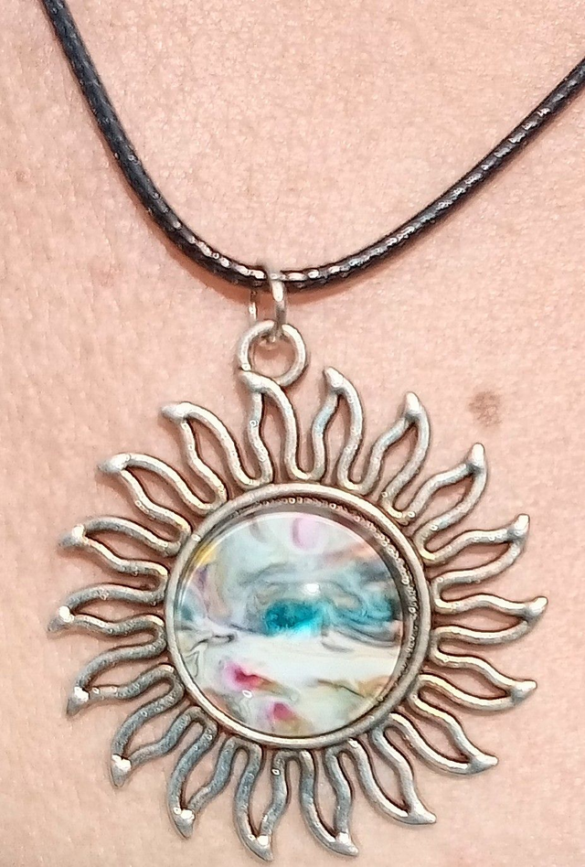 Pendentif soleil cabochon peint