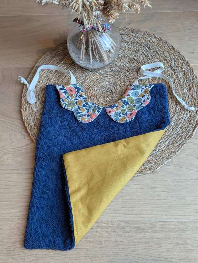 Grand bavoir col fleur 