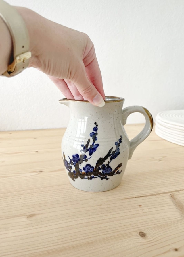 Petit pichet en grès moucheté avec décor fleurs de cerisiers