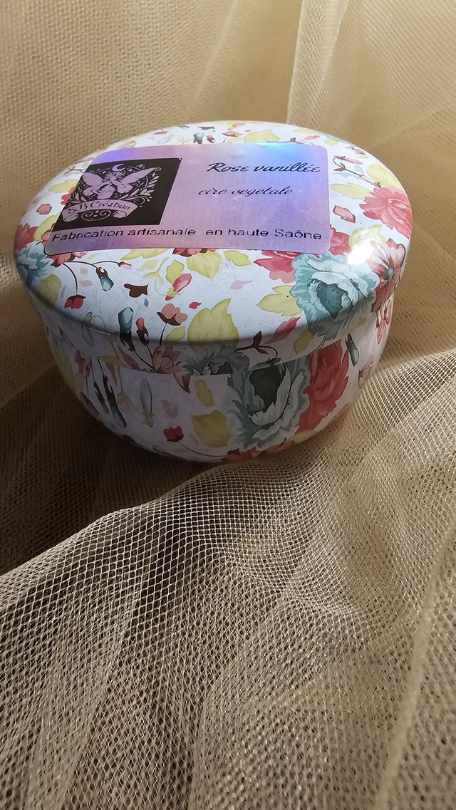 Bougie lisse en pot d étain  70g  fleurie  fond blanc