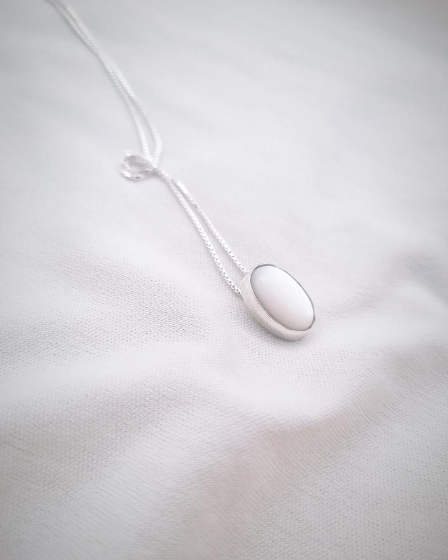 Colar cabochão de madrepérola. 