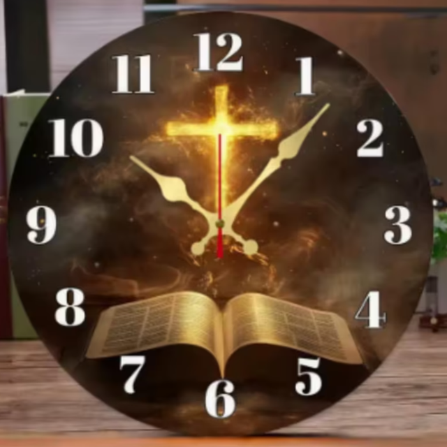 Ronde wandklok van hout Kruis en Bijbel (25cm)