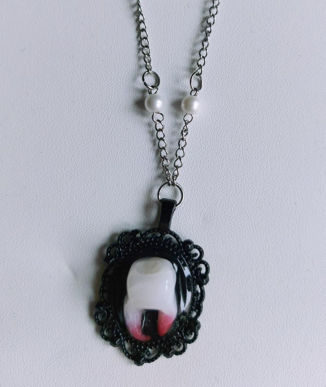 Collier médaillon dent 🦷