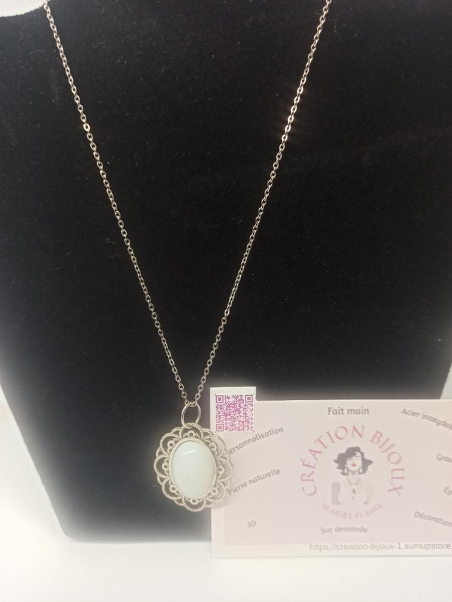 Collier cabochon blanc 