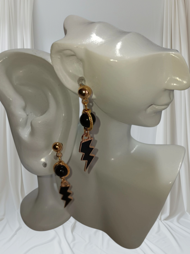 Boucles d’oreilles puces avec charmes noirs