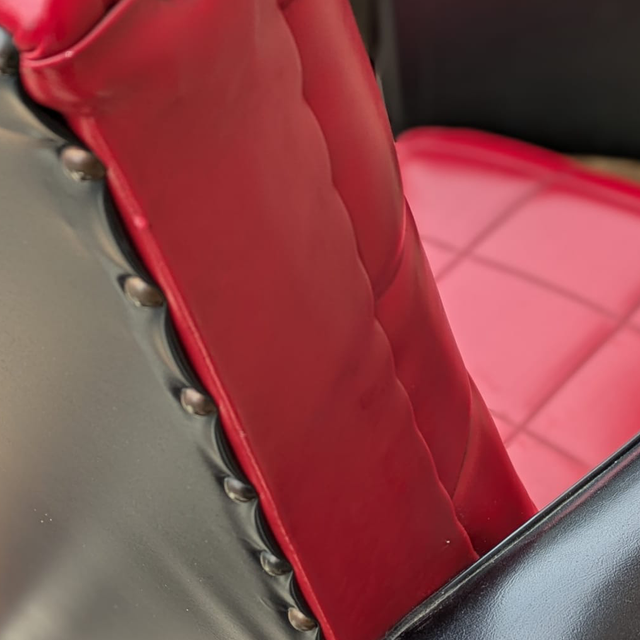 1. Fauteuil en Skaï rouge et noir