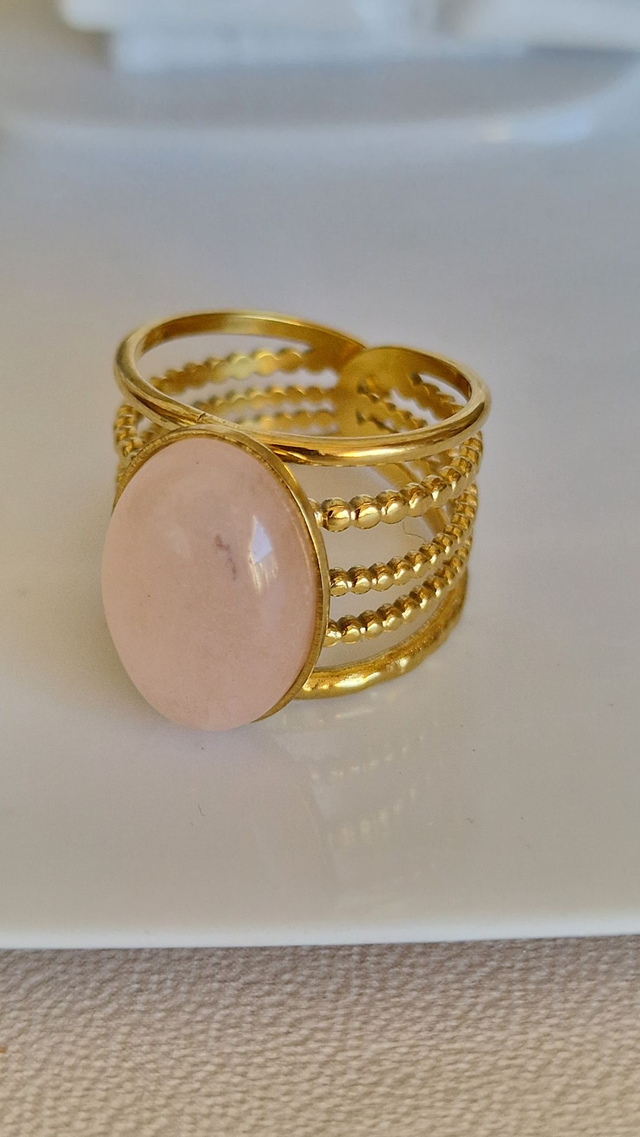 Anillo dorado trenzado con cabujón rosa