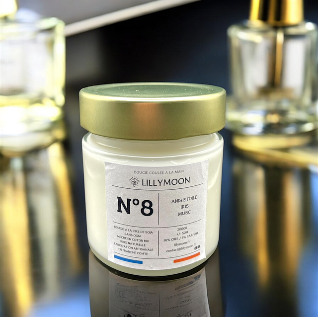 Bougie Signature N°8, inspirée de Lolita Lempicka, romantique et mystérieuse.