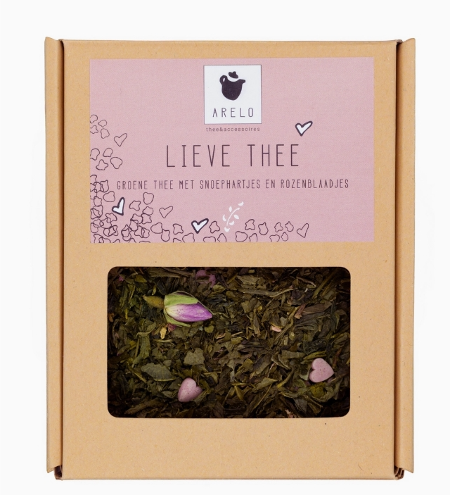 Thé sucré au thé vert avec cœurs en sucre et roses