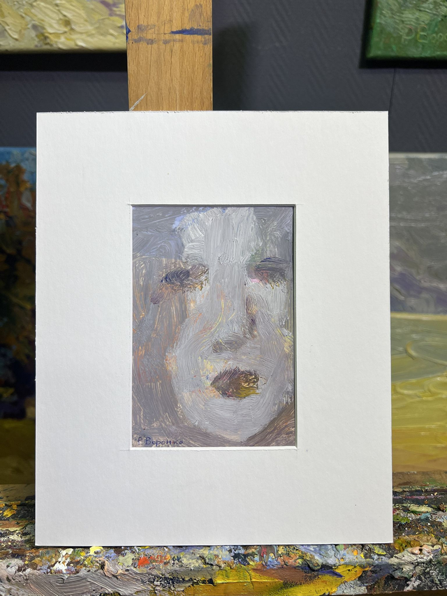 Fragment 114 „Im Stillen Licht“ von Rostyslav Voronko, Öl auf Karton, 2024 – abstraktes Gesicht in hellen Grautönen und Licht.