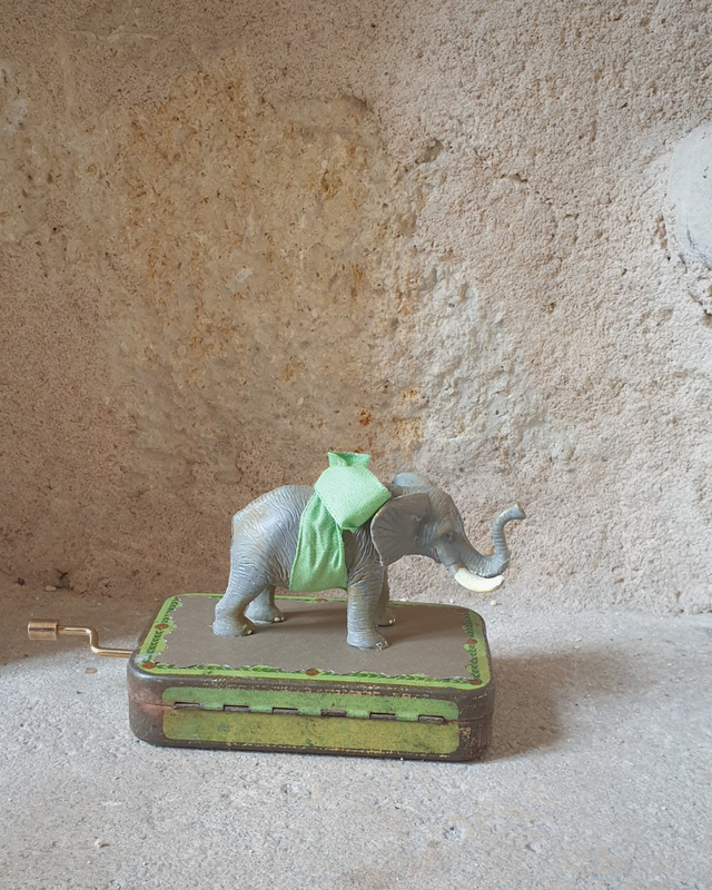 L'éléphant vert -boîte à musique -pièce unique - VENDU