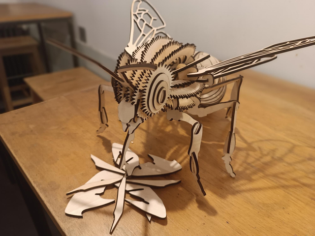 Abeille en bois de tilleul prémonté/démonté 