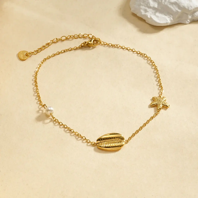 Chaîne de cheville dorée avec coquillage et perle