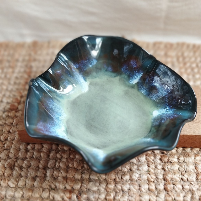 Coupelle, argile noir, émail vert et bleu