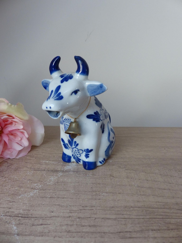 Crémier Vache avec cloche dorée Delf Blue – Pot à lait en céramique peint main – Artisanat hollandais vintage cuisine rétro ou collection