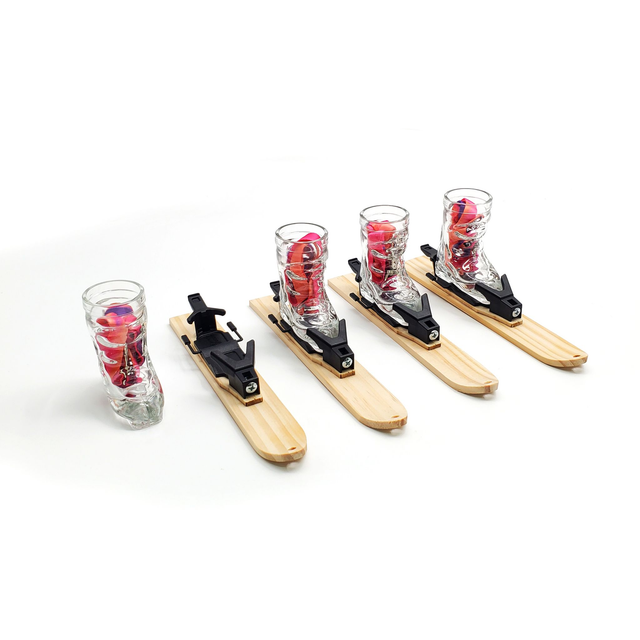 Set de 4 Ski-Shot avec mini-ski, comme décoration de table ou autour du cou pour être toujours prêt à faire santé 