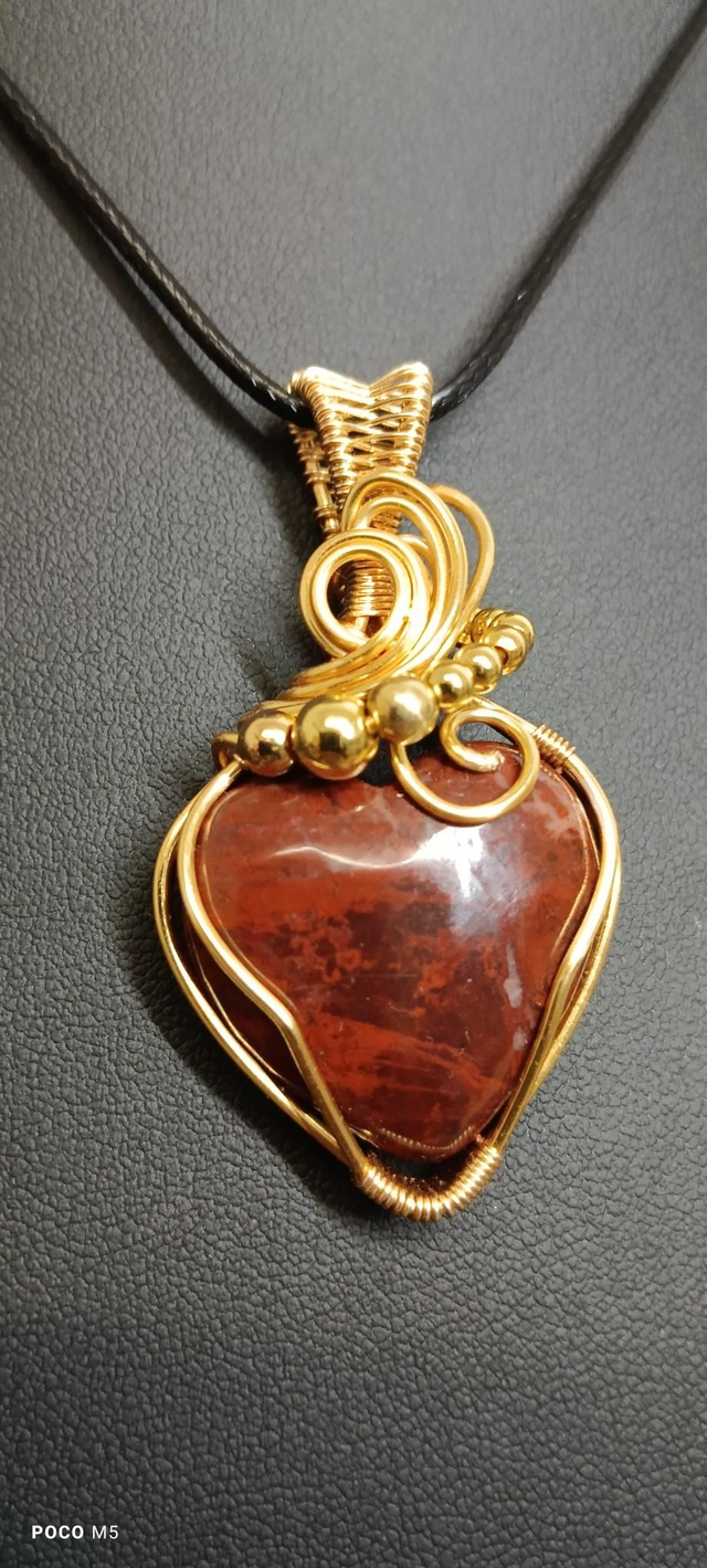 Pendentif coeur de jaspe rouge 