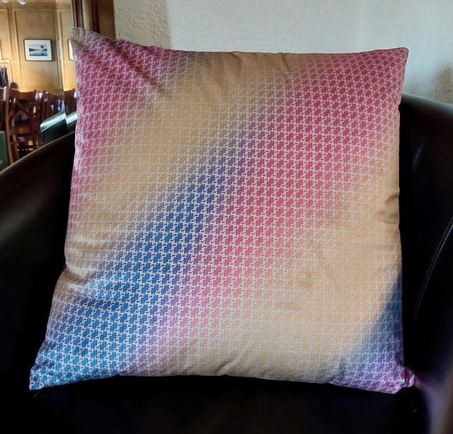 CHURCH jaune. Coussin Acquarius 56cm