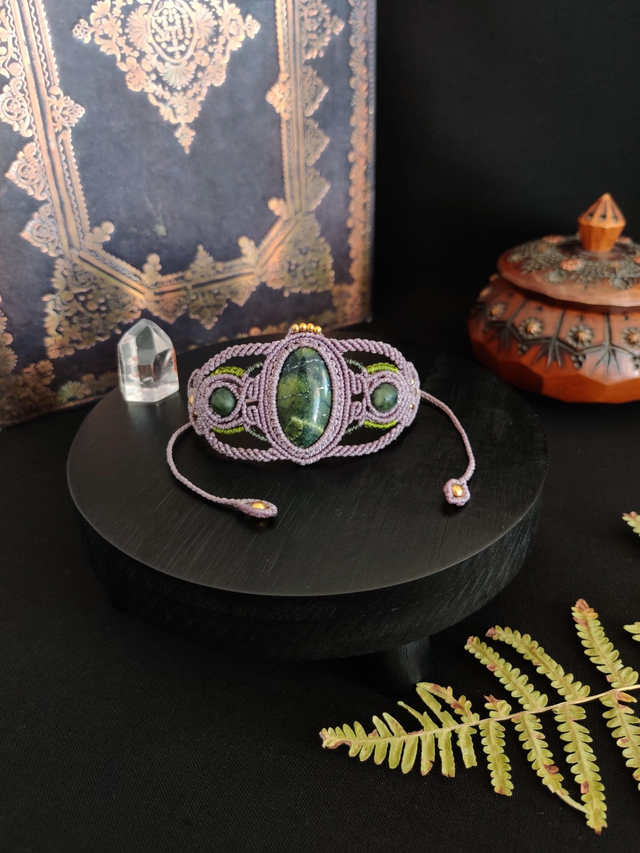 Gardienne de la Terre – Serpentine & Jade