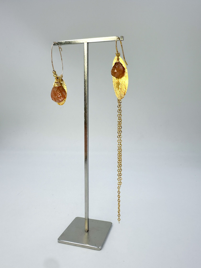 Boucles d&#039;oreilles longues asymétriques, pierre de Soleil