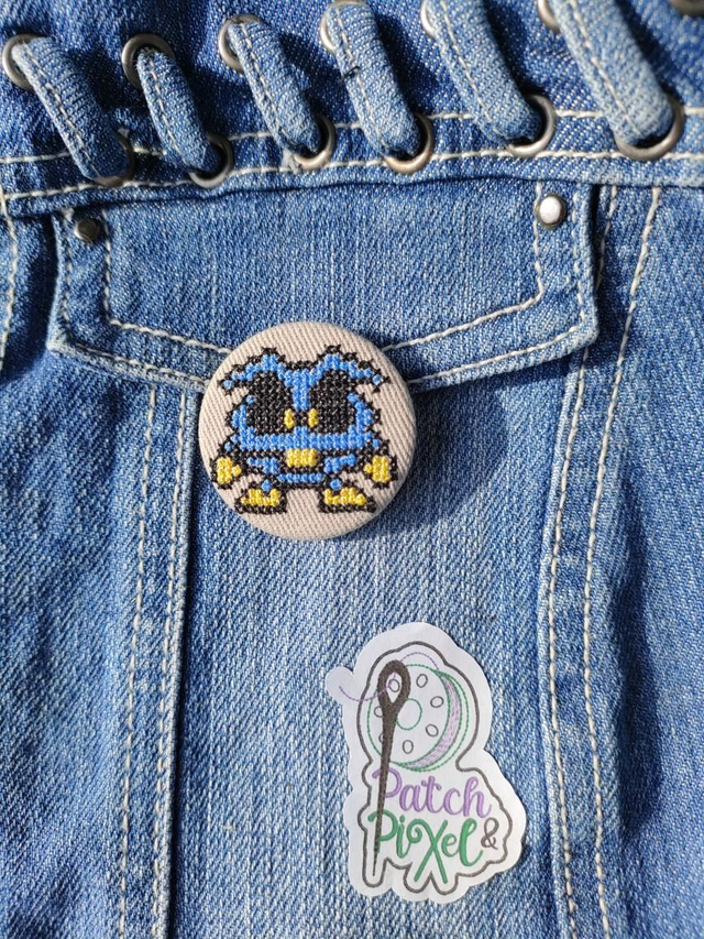 Virus bleu dr Mario Badge ou porte clé brodé pixel art