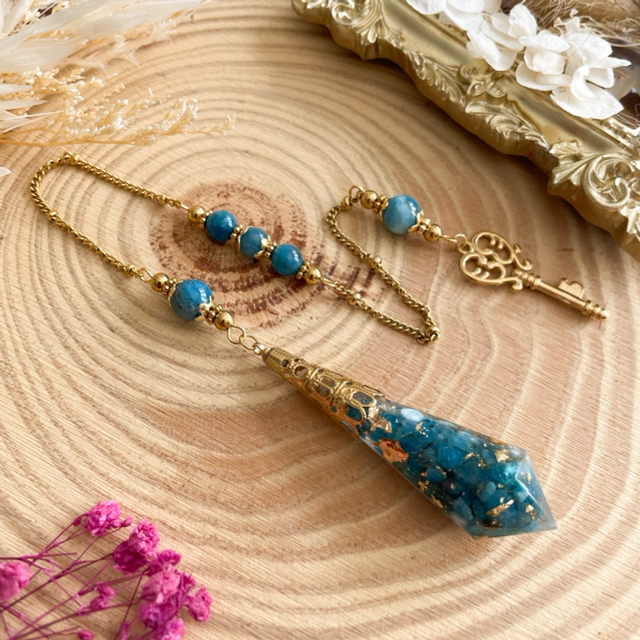 Grand pendule divinatoire en apatite bleue, modèle clef