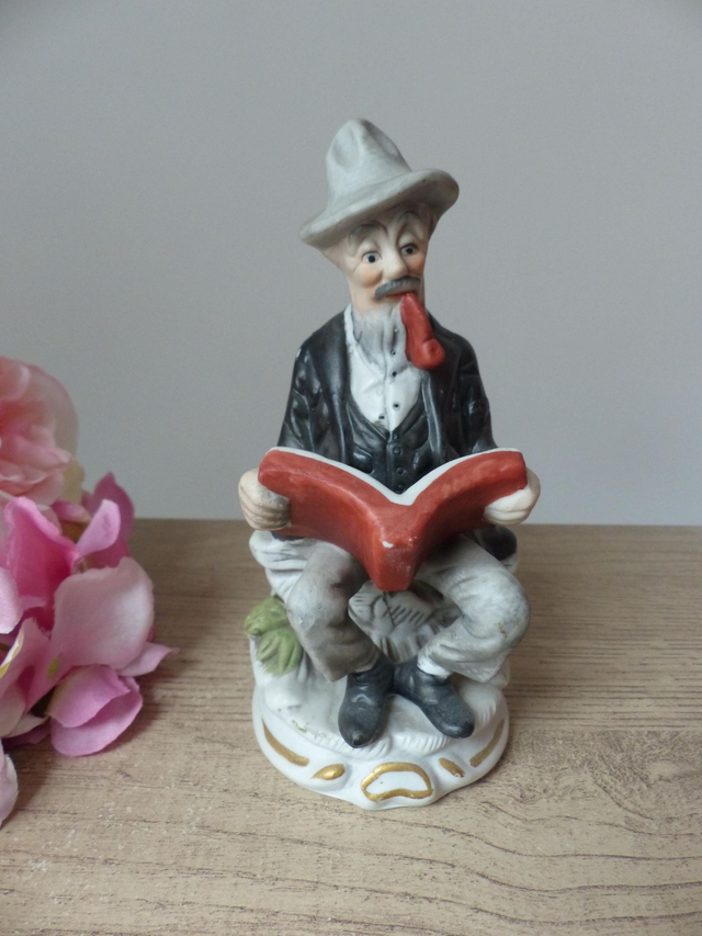 Figurine viel homme assis sur un banc de parc, homme avec chapeau et fumant une pipe, statuette biscuit d&#039;homme avec livre, Taïwan Vintage
